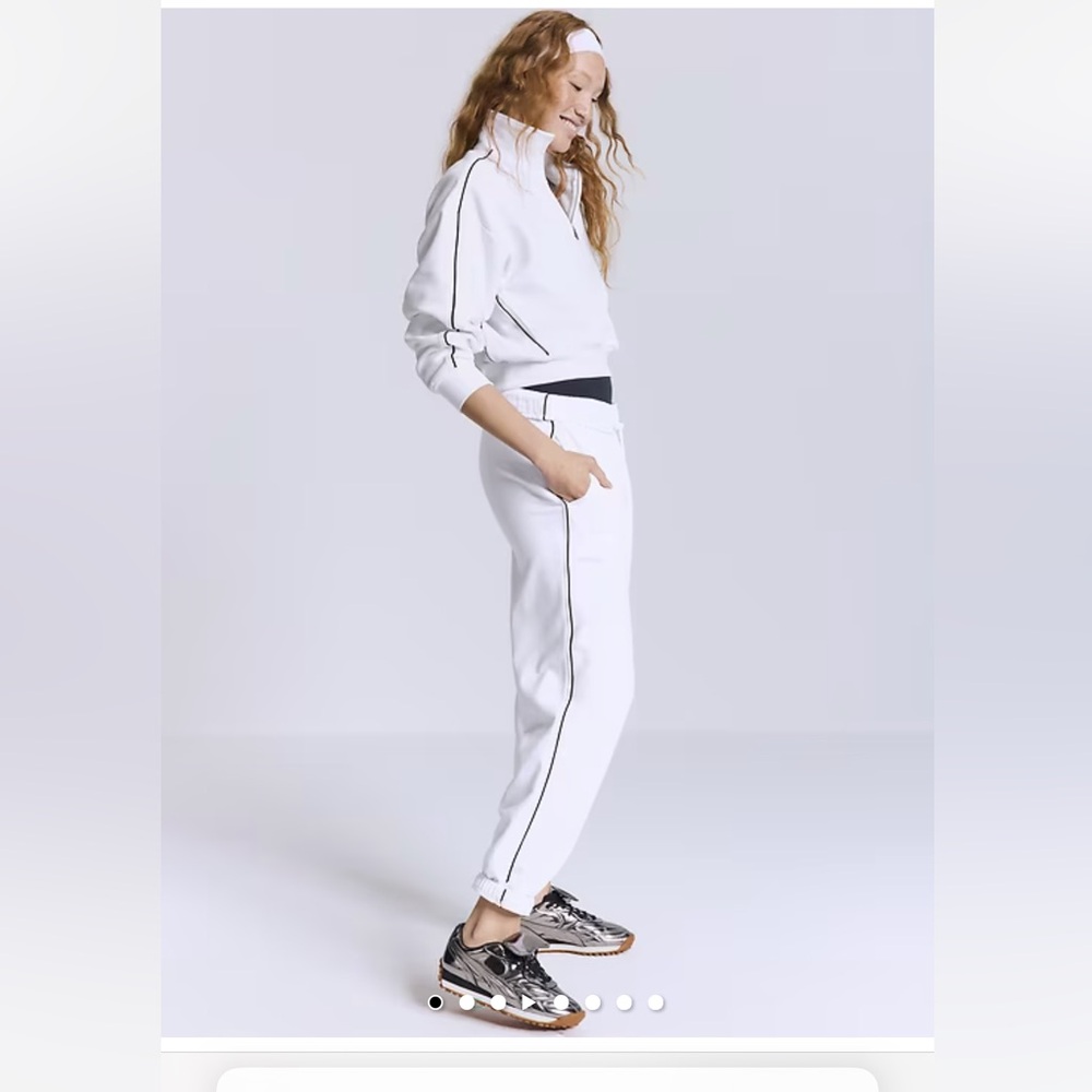 Athleta Forever Fleece Jogger with Black Trim
FIRM PRICE